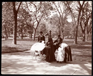 Mannen en vrouwen met kinderen bij een drinkfontein in Madison Square Park, New York, 1898 (zilveren gelatin afdruk)